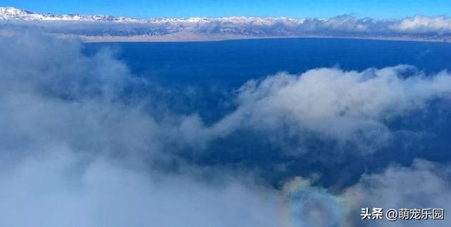 清晨赛里木湖现奇观，山峦云朵翻滚如海，摄影师拍下天地融合瞬间
