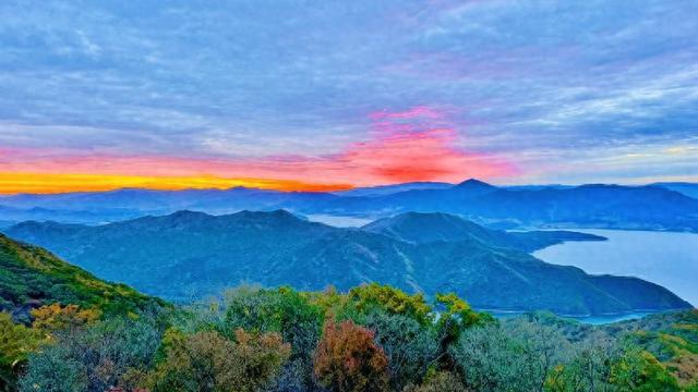 吉林市松花湖秋日风光：层林尽染山水间，霞光绘就诗意卷