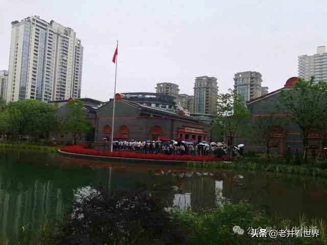 走过“一大”会址楼前的路 || 胡成江