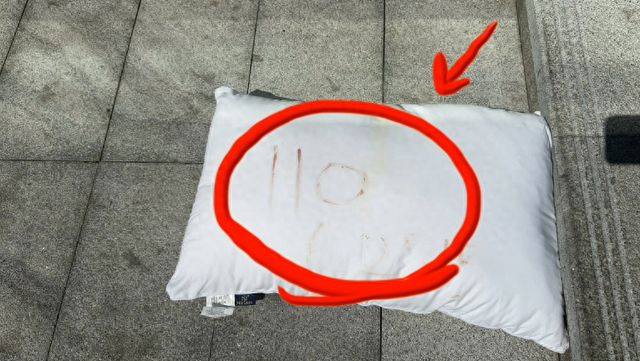 外卖小哥发现带血枕头报警，上面写着“110625”，民警破译密码紧急上楼破门，女子已被困30小时
