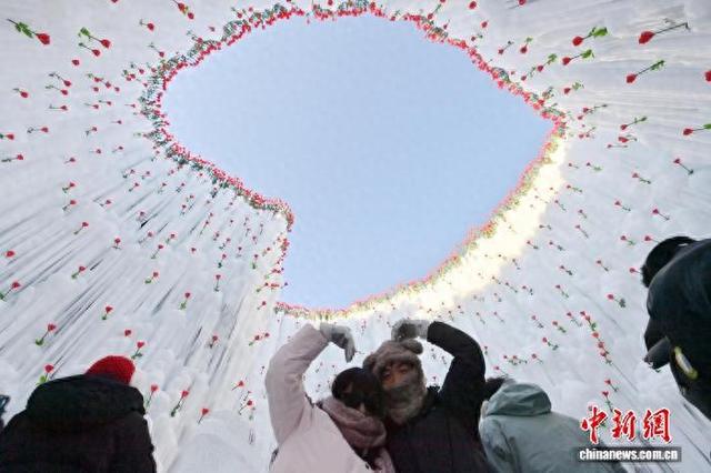 吉林长白山：“冰心玫瑰”绽放冬日浪漫