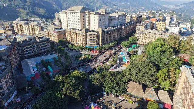 绿春长街古宴 | 精彩回顾：民族文化大巡游 街头掀起“最炫民族风”