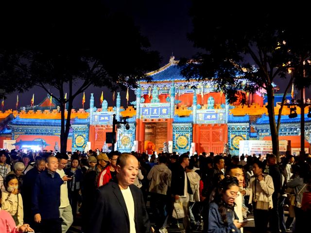人言，四线古城大同涌入一亿游人，今晚亲测，多的数不清