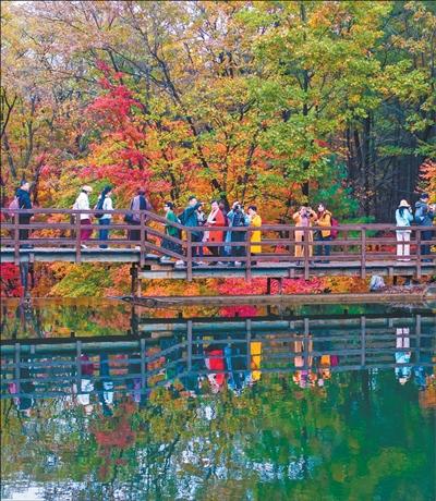 辽宁本溪：老边沟风景区秋景如画