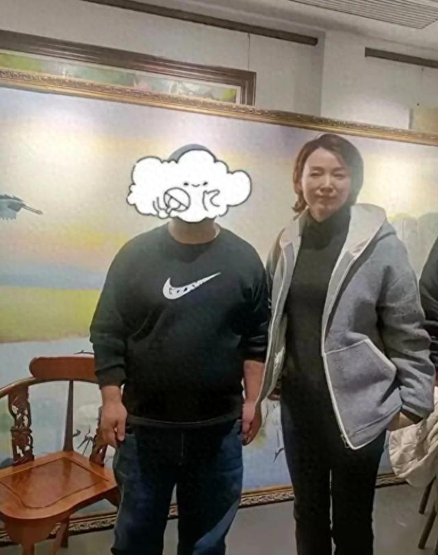 董卿与儿子现身南通，体态不错气色好，一点不像奔五的人