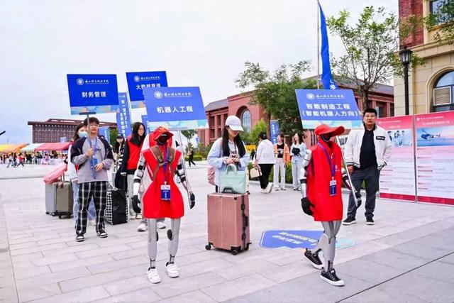 春晚同款机器人开始迎新：预计协助接待6000余名新生，大家争相合影，还有人想拥抱