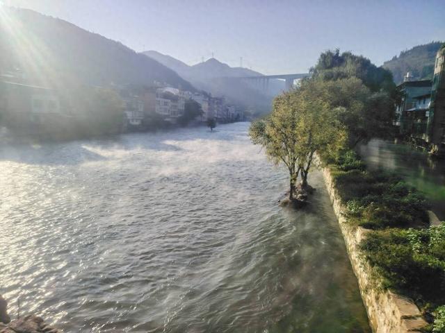 牛栏江德泽段：初冬江雾裹青寒