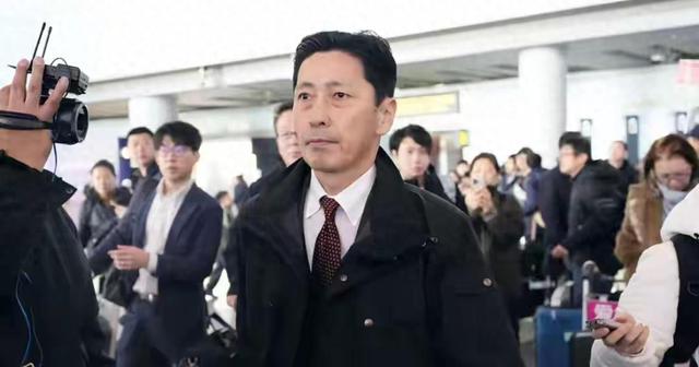 日本官员已经抵达北京，全程一言不发，有一个细节已经说明了问题