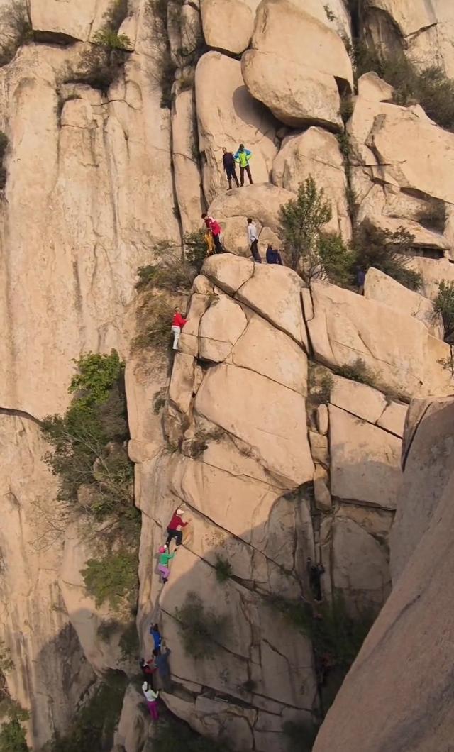 凤凰岭多人徒手攀爬几近垂直大断崖，还要人收费当向导带团野爬，当地：将跟进调查