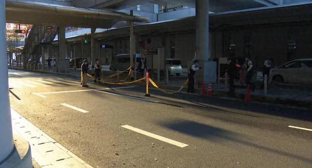 一名20多岁中国男子在日本关西机场航站楼坠亡，目击者：听到三声巨响；警方：其与母亲等人以游客身份访日