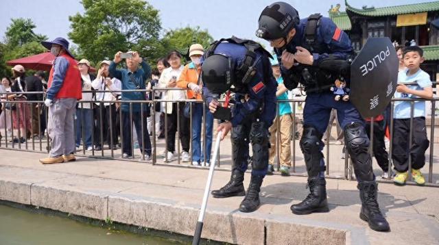 扬州旅游警察配“打捞神器”，5天打捞30余部手机