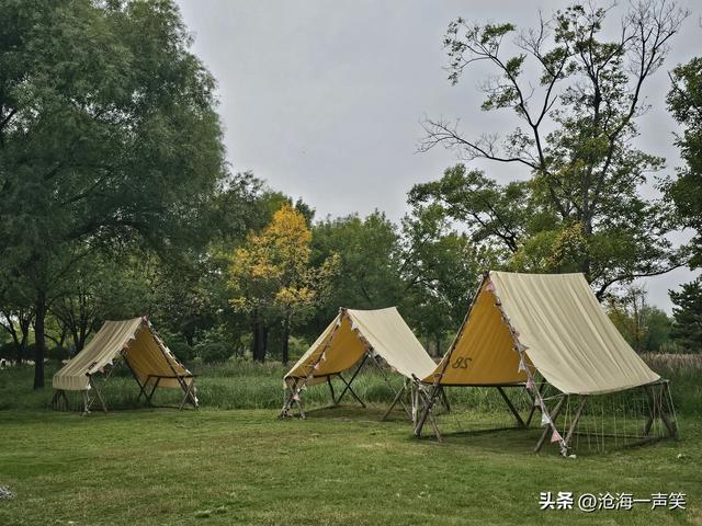 露营基地准备好了，您的旅行准备好了吗？帐篷，地毯，装备……