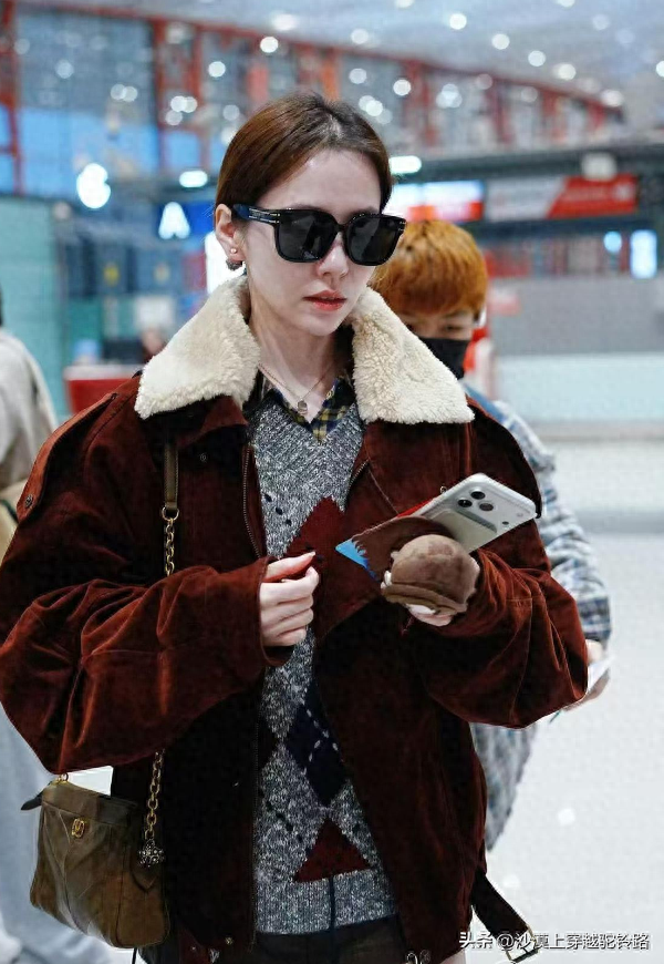 机场偶遇张靓颖！人白 个高 会打扮！