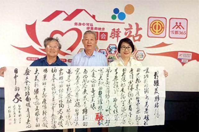 一首诗背后的阿勒泰市温度：安徽游客为服务“提笔谢暖”