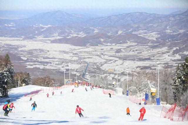 吉林省三家滑雪场11月15日同步开板，粉雪盛宴引全球雪友打卡