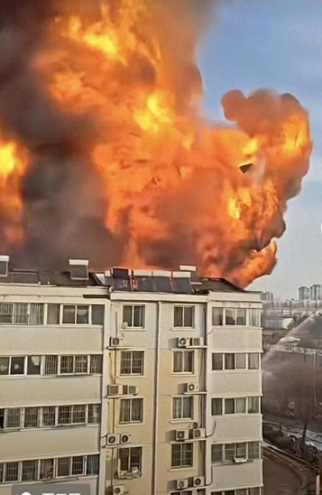 河南洛阳一仓库突发大火，有爆炸声传出，当地：大火已扑灭