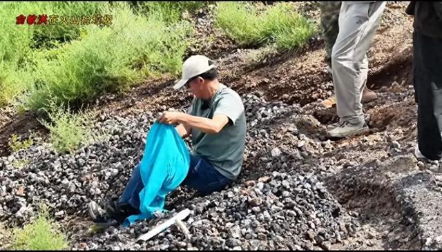 俞敏洪在乌兰哈达火山捡垃圾，这一幕让谁脸红？