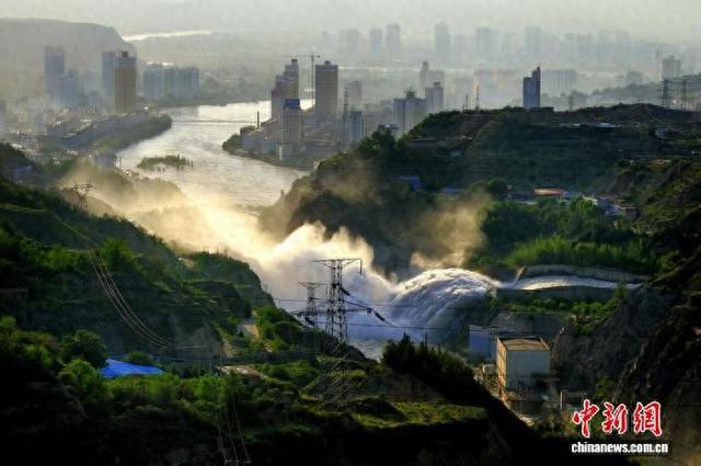 “半碗沙”化“一库碧”：刘家峡水电站50载重塑母亲河生态
