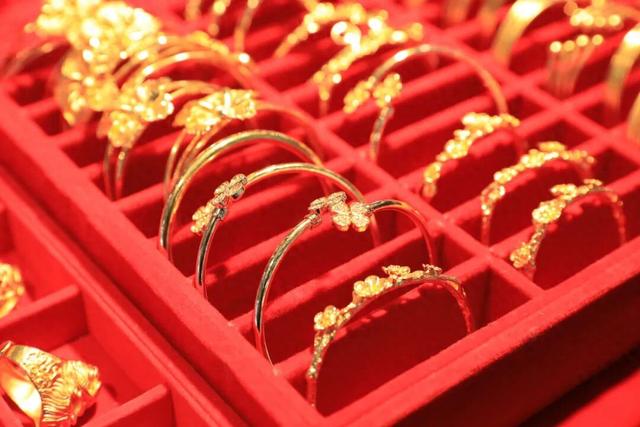 黄金刺客要失业了？“血脉觉醒”的这届年轻人，看金价走势都懵了…