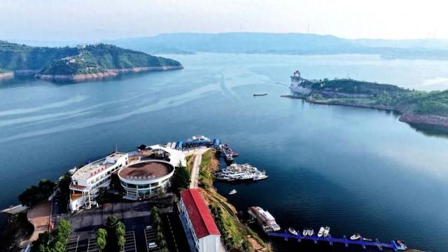 五一的小浪底：一湖碧水倒青天，十里画廊入镜来