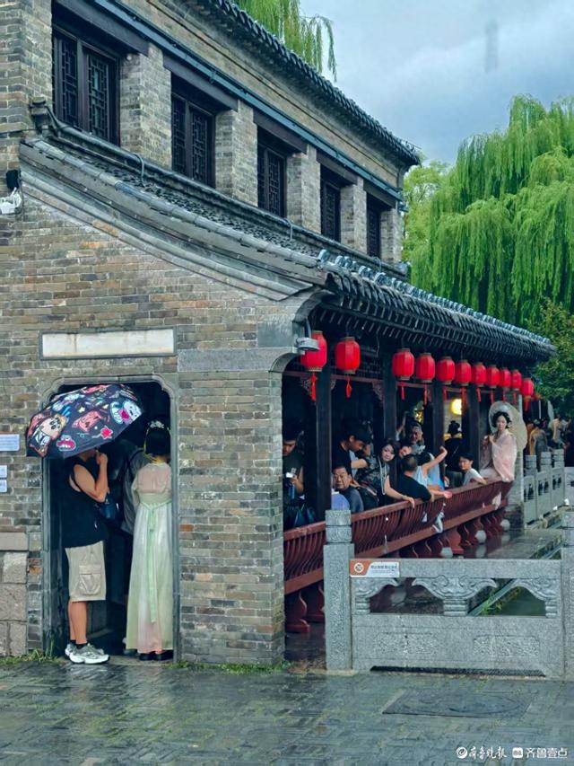 雨中百花洲，别有一番意境