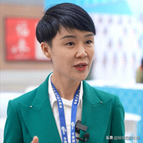 47岁贺娇龙去世！同学曝抢救过程，网友提醒成真	，此前疑早有征兆