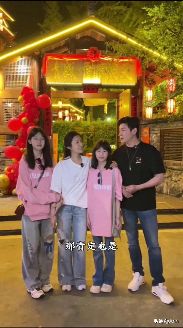 陆毅一家逛完都江堰后打卡鳖有洞天吃甲鱼 小叶子两眼放光萌萌的！