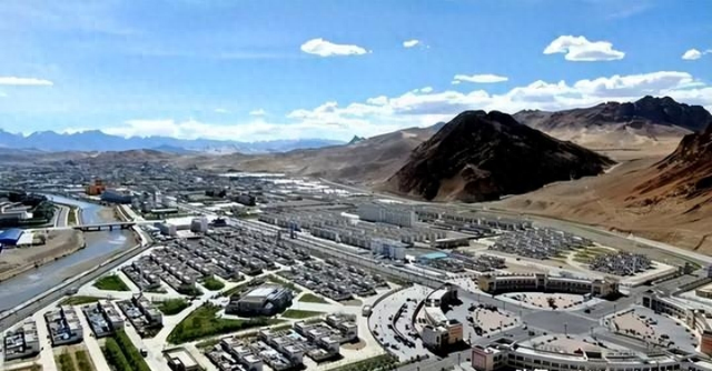 中国为何耗费30年时间，在距印度不足百公里的无人区建一座城市？