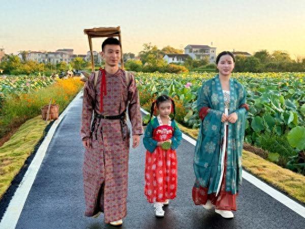 古装亲子 “穿越” 广昌红莲基地 莲田古韵里定格温馨时光