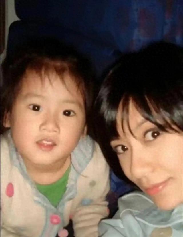 贾静雯没想到,当年赔2600万争回的女儿,如今用50亿遗产替她争光