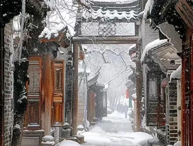 古巷深处，雪景如画