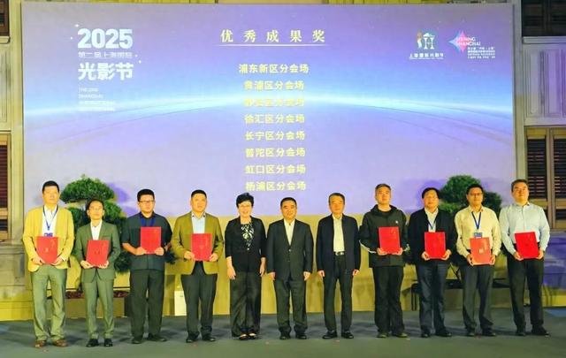 打卡点+1！上海荟聚这些光影艺术装置完整留存→