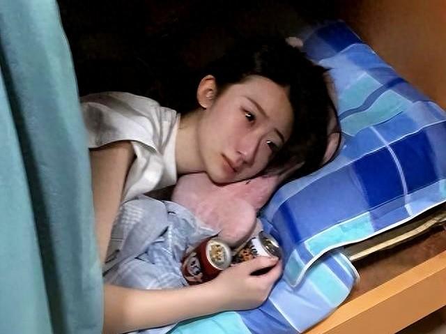 “你拍拍屁股走了，我咋办？”新生刚到宿舍就崩溃了：学姐我恨你