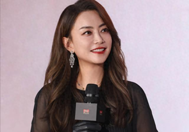 陪伴谢霆锋29年，39岁赴美生女，如今53岁和女儿同框成人生赢家