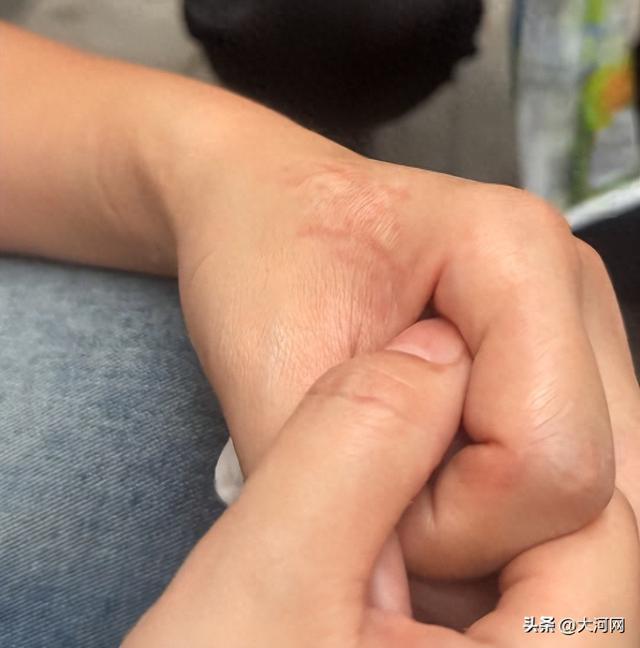 福建12岁女孩遭虐致死案择期宣判！生父庭审现场为继母哭泣求情，生母捧女儿照片出庭，生掐虎口控制情绪