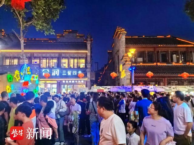 文商旅体融合 镇江西津渡打造“苏超”第二现场