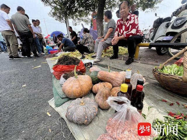 南京市民自驾1小时到滁州“赶集”沿街逛吃