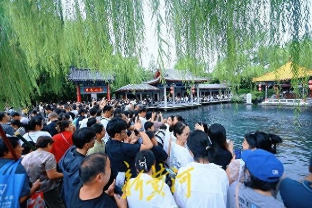 “美食争霸赛”“村拔”等文旅赛事爆火，“夜济南”激发消费活力
