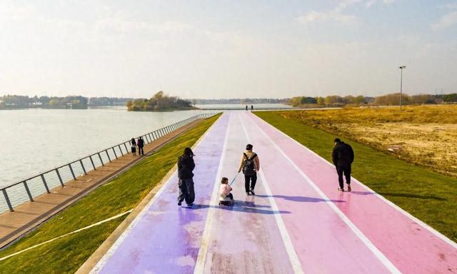 又有一条滨水步道来了！还是彩虹款！