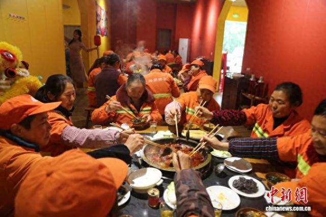 火锅暖胃更暖心 重庆一景区连续多年宴请“城市美容师”