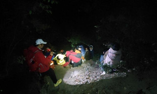 险！11人寒夜被困深山，含6个孩子……