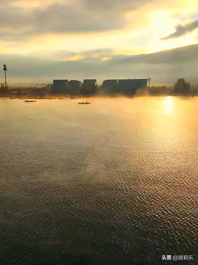 在这片湖的夕阳里，我摸到了生活最熨帖的温度