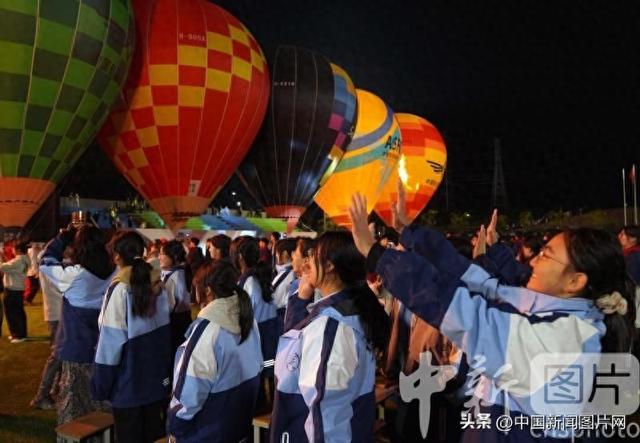 浙江武义：民众近距离接触热气球 感受热气球表演的独特魅力