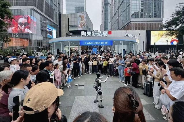 西南首发！春熙路上演“陶朱新造局”机器人总动员