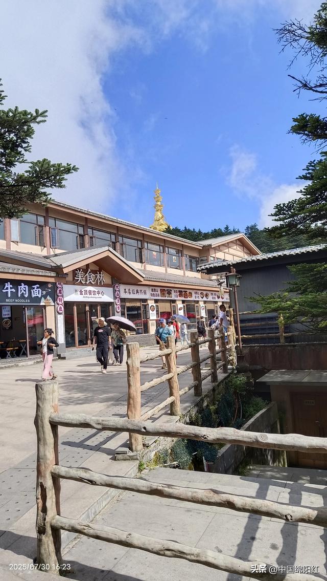 夜爬峨眉山 我花了15个小时