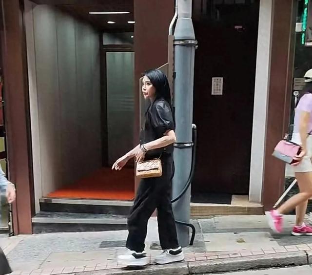 在香港中环碰到伊能静 真人跟想象差好多 个头不高 身材不瘦 比例不好