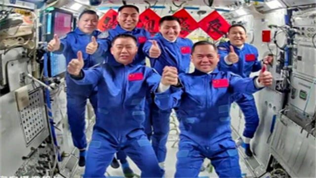 太空上演惊魂一刻！神舟二十号遭神秘物体撞击，返回任务紧急暂停