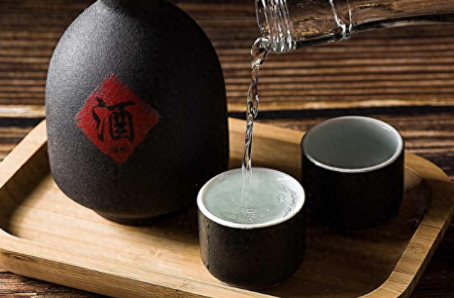 白酒依旧稳坐消费C位？白酒的核心底气	，刻在中国人的酒桌民俗里