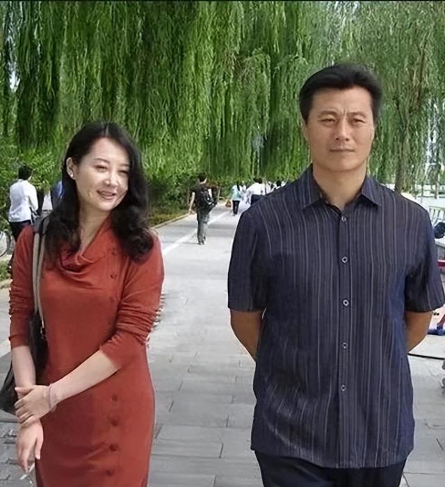 她陪他住7年地下室，他红后说：房子能换，老婆这辈子不换！