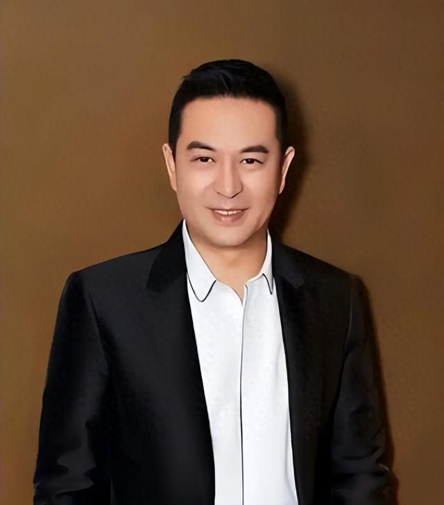 钱再多有什么用！55岁张嘉译现状曝光！病情严重到连走路都站不直